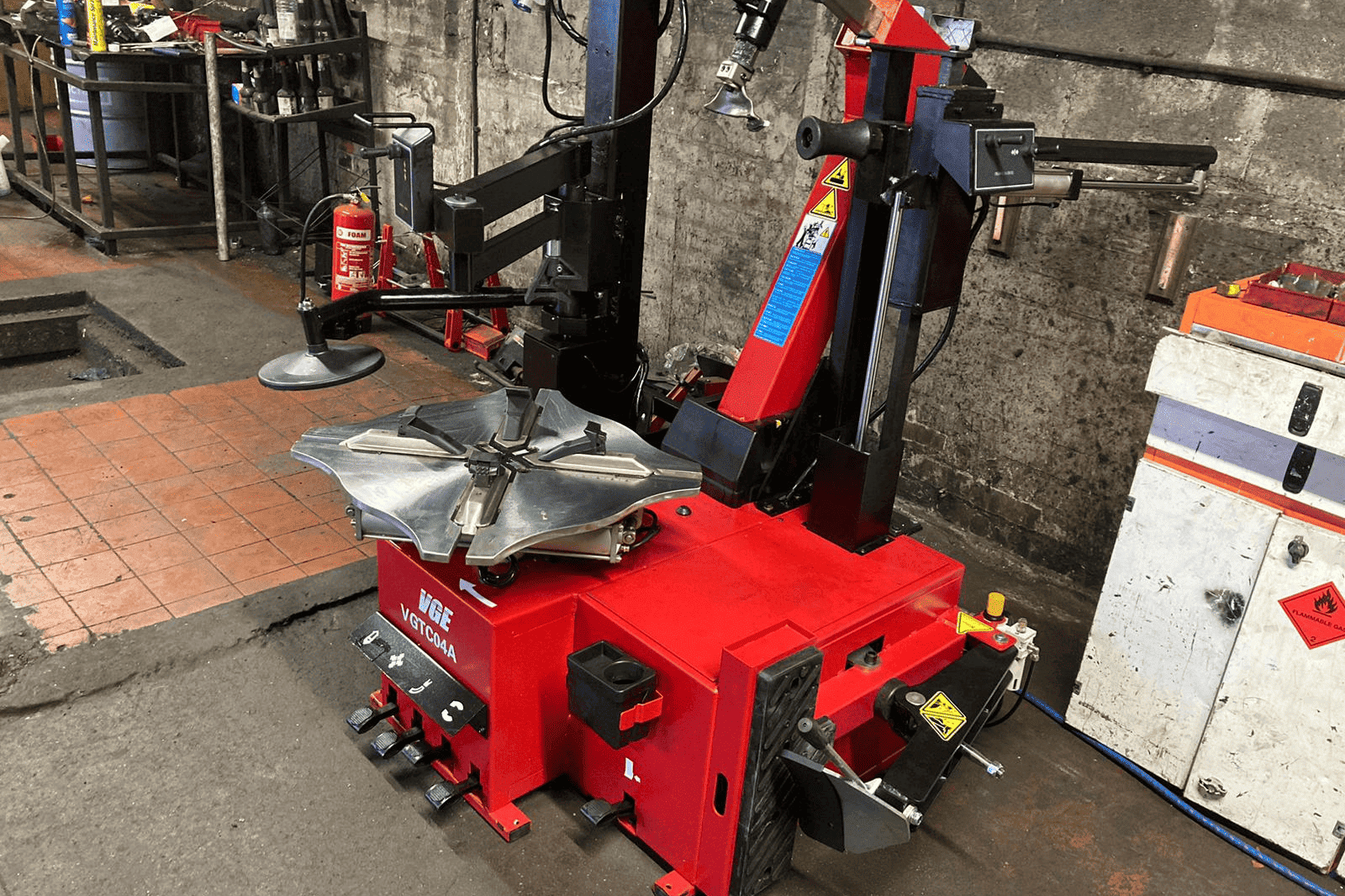 How to Choose the Right Tyre Changer for UK Garages